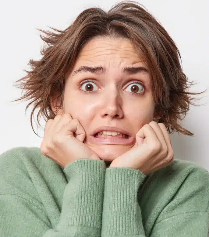 mujer joven preocupada y estresada mantiene las manos la barbilla